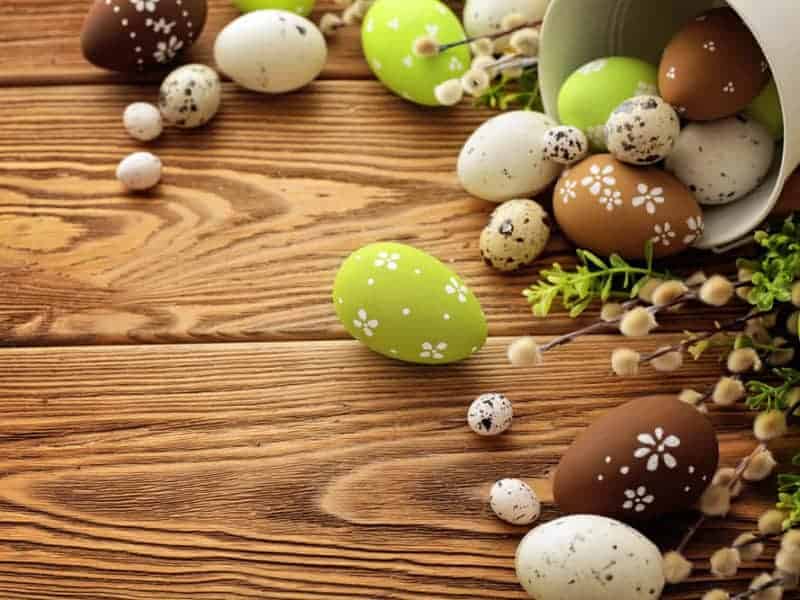 Oeufs de Pâques sur table en bois