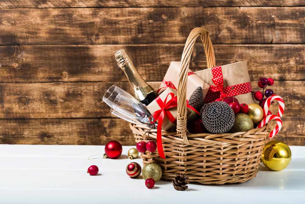 Comment faire un panier garni pour Noël ?  Paniers Garnis de Noel  Maison des Produits Régionaux